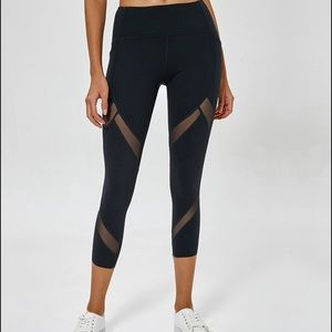 Pocket Mesh Capri Leggings - Zory del Mar